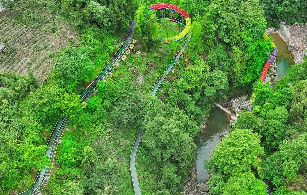 四川省德陽市三江源景區叢林玻璃漂流